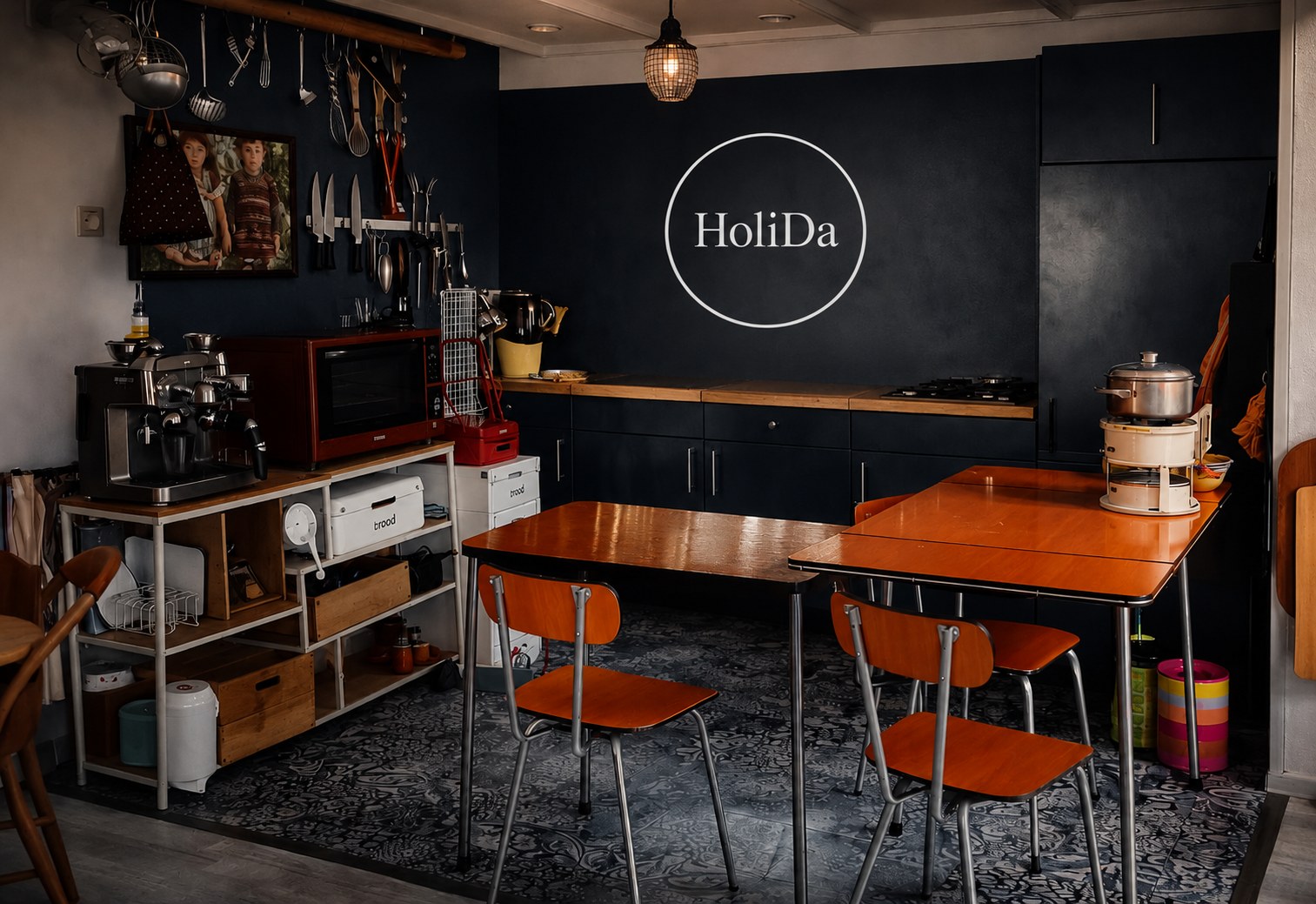 Keuken van HoliDa met logo op de achterwand